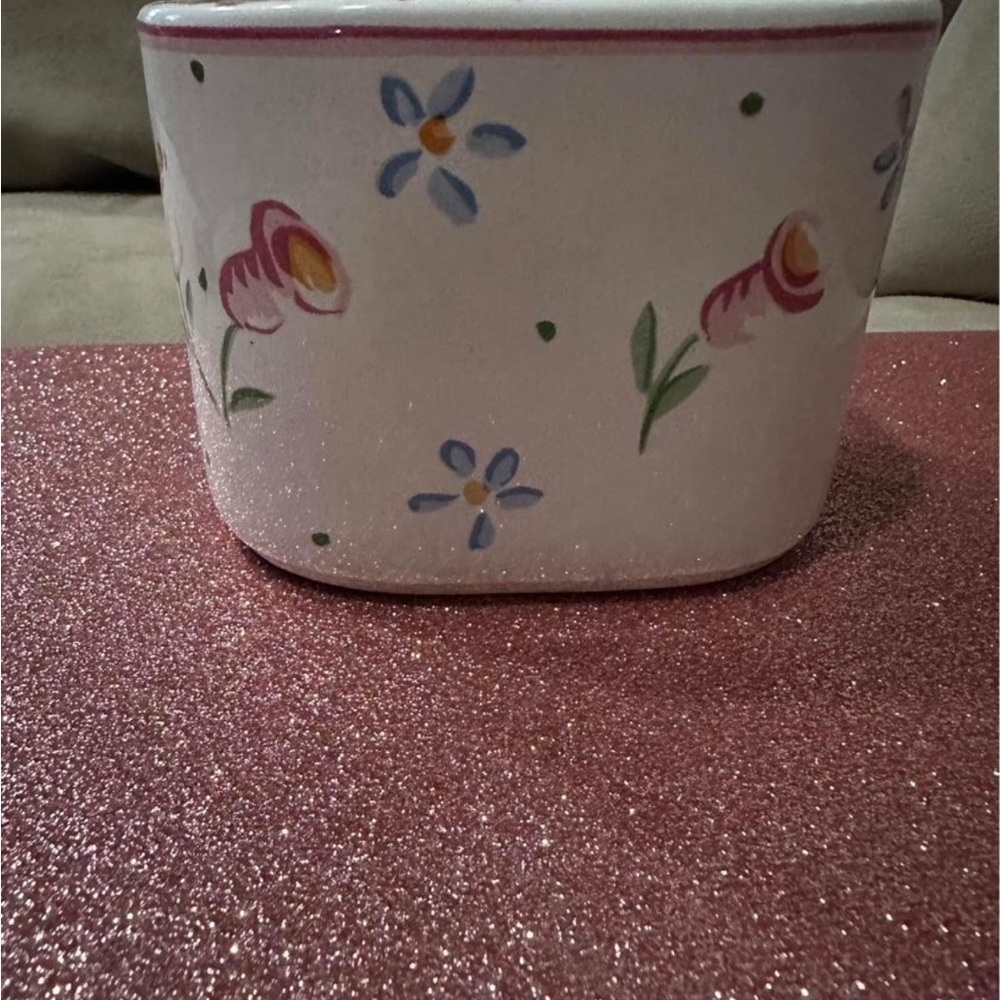 Kate Williams toothbrushes holder